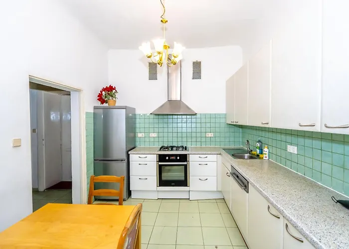 Family - 7 Minutes To Schoenbrunn Palace Homestay *