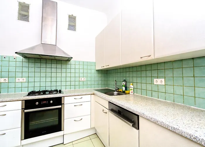 Family - 7 Minutes To Schoenbrunn Palace Homestay *